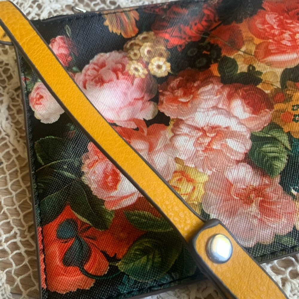Small purse bag with yellow strap - no brand